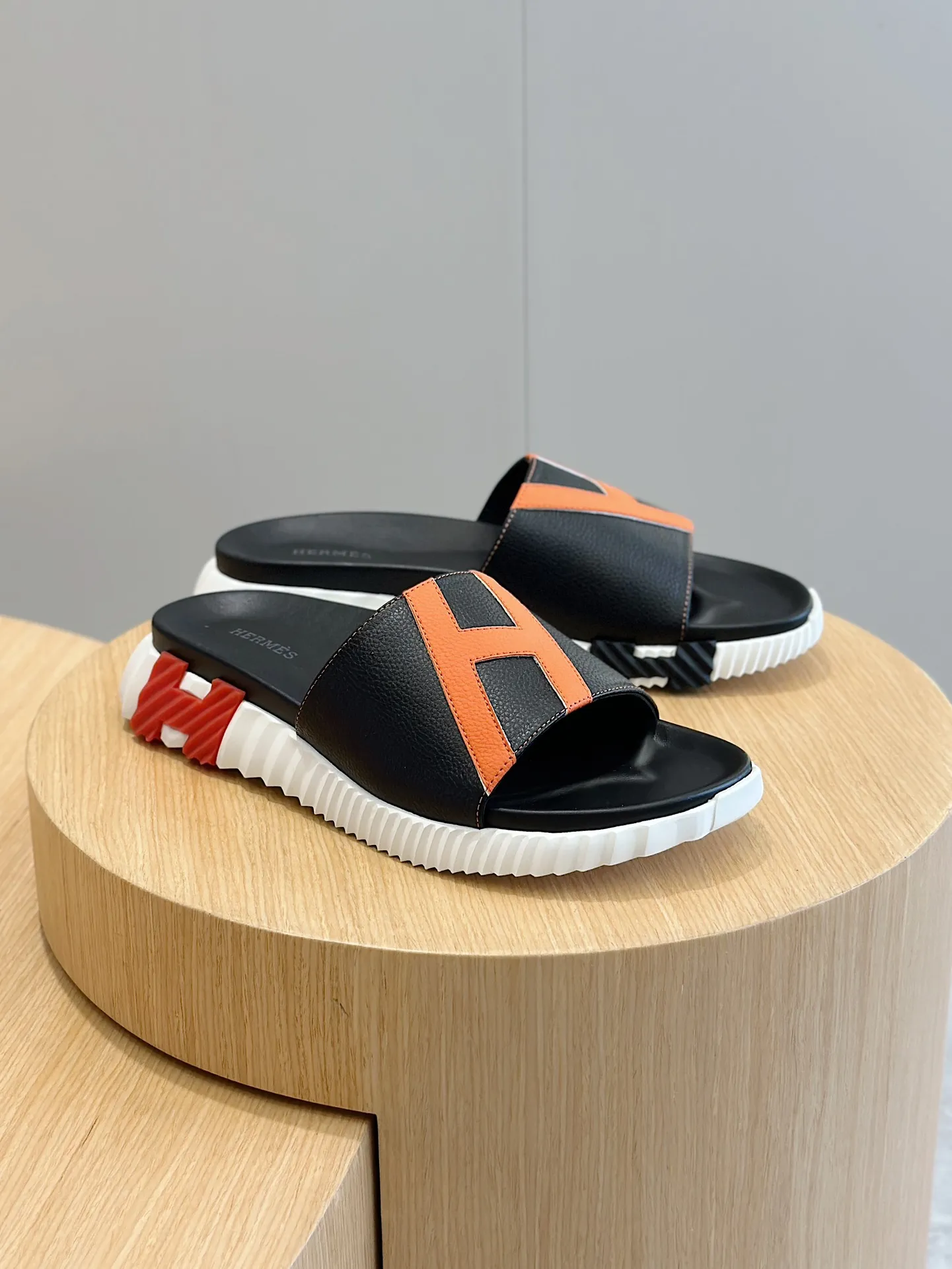 Factory price: 360💰Hermès [HERMÈS] Top Herme*H Home Hermès Men's Sandals and Slippers-Original Reproduction. Purchase the original version and make it one to one. The outsole is privately molded. The color of the outsole corresponding to each color is the same as the original version. Come to those who know the stuff 💪 The ultra-light soles are designed in contrasting colors, and they feel so comfortable on your feet! Calfskin, cowhide feet, private model outsole. Size: 39-44 (customized at 38.45)